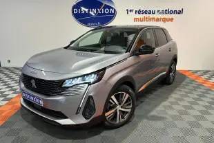 Peugeot 3008 Puretech 130 gris Artense avec toit noir, vue 3/4 avant droit en intérieur showroom.