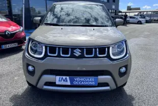 Vue frontale d'une Suzuki Ignis beige 2023 avec feux LED distinctifs et plaque "Véhicules Occasions".