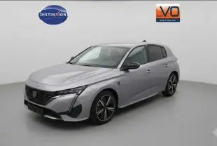 Peugeot 308 Hybrid 145 e-DCS6 GT gris vue 3/4 avant droit avec jantes alliage 18 pouces et calandre distinctive.