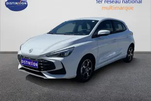 Vue 3/4 avant droite de la MG3 1.5L Hybrid+ 195ch en blanc Dover avec jantes alliage bicolores.