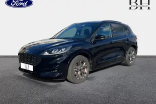 Ford Kuga noir Agate métallisé vu en 3/4 avant droit, avec vitres arrière surteintées et jantes alliage.
