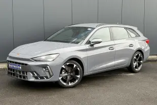 Vue 3/4 avant droite de la CUPRA LEON ST 2025 en Gris Graphene avec jantes alliage noires et grises.