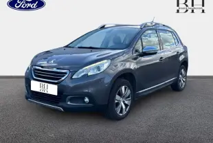 Peugeot 2008 Spirit Grey vue 3/4 avant droit, avec barres de toit et jantes alliage visibles.