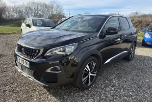 Peugeot 3008 noir en 3/4 avant droit, avec jantes alliage et calandre distinctive sur sol gravillonné.