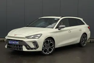 Vue 3/4 avant droite d'une CUPRA Leon ST 2025 en Gris Taiga avec jantes alliage 18'' et toit ouvrant panoramique.