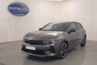 Opel Astra 2024 gris en 3/4 avant droit, avec calandre noire et jantes alliage distinctives, dans un studio lumineux.