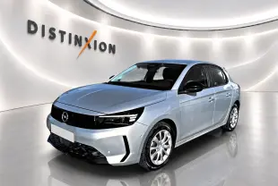 Opel Corsa gris 3/4 avant droit dans un showroom lumineux avec logo Distinxion en arrière-plan.