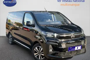 Vue 3/4 avant droite d'un Citroën Spacetourer XL noir Perla Nera avec jantes alliage et calandre chromée.