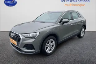 Audi Q3 gris Chronos métal vue 3/4 avant droit, avec calandre hexagonale et jantes alliage 17 pouces.