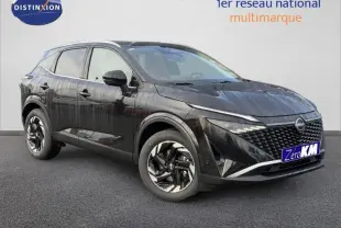 Nissan Qashqai Hybrid e-POWER noir en 3/4 avant droit, avec calandre distinctive et jantes noires brillantes.