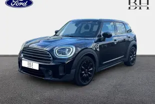 MINI Countryman Cooper D noir Midnight Black en 3/4 avant droit avec jantes alu noires et bandes grises sur capot.