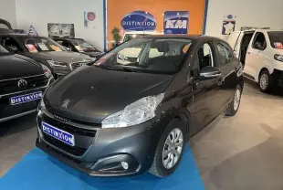 Peugeot 208 Affaire gris shark métallisé vue 3/4 avant droit en showroom avec logo Distinxion visible.