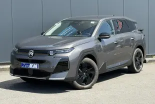 Citroën C5 Aircross gris Platinium en 3/4 avant droit, avec jantes noires et calandre moderne distinctive.