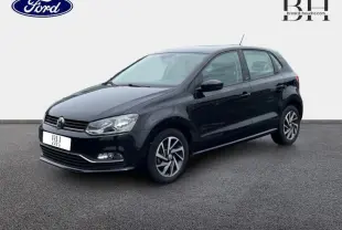 Volkswagen Polo noir uni vue 3/4 avant droit sur fond neutre avec jantes alliage distinctives.