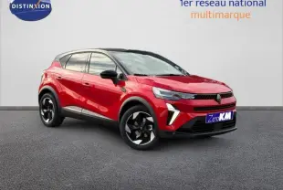 Renault Captur 2025 rouge flamme en 3/4 avant droit avec jantes noires et détails LED distinctifs.