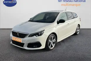 Peugeot 308 SW blanche vue en 3/4 avant droit, avec jantes alliage et calandre noire distinctive.