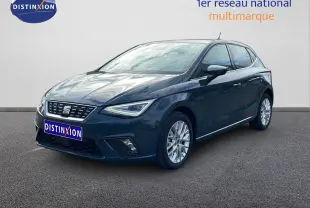 SEAT Ibiza bleu Fjord en 3/4 avant droit, mettant en valeur ses optiques LED et jantes alliage.