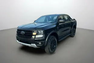 Ford Ranger noir agate en 3/4 avant droit, avec arceaux noirs et marchepieds visibles sous la double cabine.