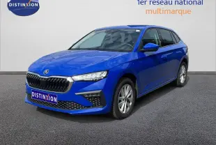 SKODA SCALA 1.0 TSI bleu racing métal en 3/4 avant droit, avec calandre noire et jantes argentées.