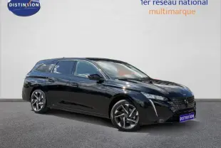 Peugeot 308 SW hybride noire vue en 3/4 avant droit, avec jantes alliage et calandre distinctive.