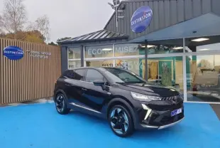 Renault Symbioz 2025 noir étoilé en 3/4 avant droit, avec jantes alu noires et détails chromés sous un ciel nuageux.