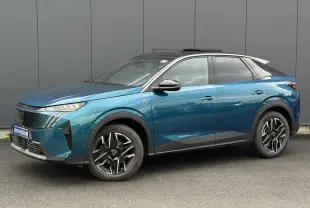 Peugeot 3008 Hybrid GT bleu Obsession avec toit ouvrant, vue de profil côté gauche sur fond neutre.