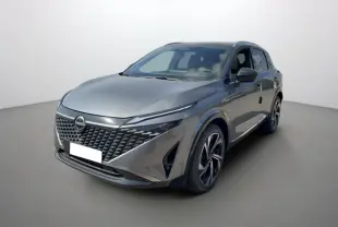 Vue 3/4 avant du Nissan Qashqai E-POWER 205 Tekna Plus gris squale avec calandre distinctive et jantes alu 20 pouces.