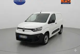 Vue 3/4 avant d'un Citroën Berlingo blanc 2025 avec porte latérale et jantes acier 15 pouces.