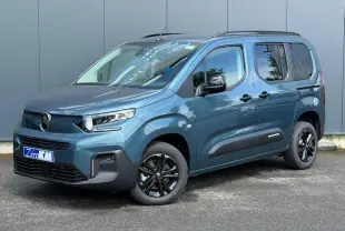 Vue 3/4 avant droite du Citroën Berlingo Multispace bleu Kiama avec jantes alliage noires et barres de toit noires.