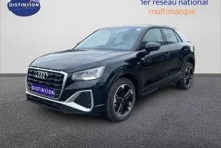 Audi Q2 30 TDI S-Line noir mito metal en 3/4 avant droit, avec jantes noires et détails chromés distinctifs.