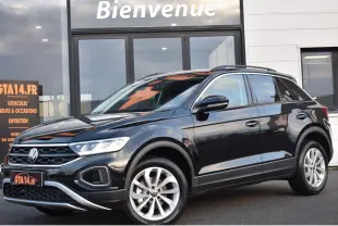 Volkswagen T-Roc 2025 noir Grenadilla, vue 3/4 avant droit, jantes alliage 17 pouces et calandre distinctive