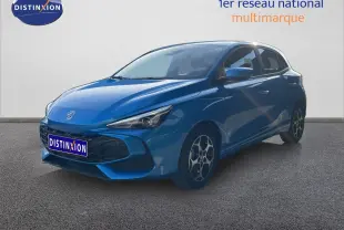 Vue 3/4 avant droite d'une MG3 2024 hybride en bleu métallisé avec jantes distinctives et calandre noire.