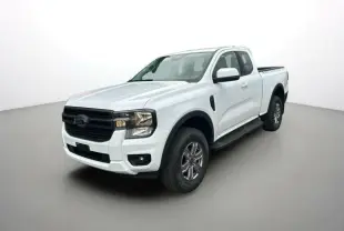 Ford Ranger blanc glacier en 3/4 avant droit avec marchepieds latéraux et calandre noire.