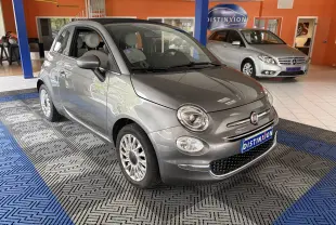 Vue 3/4 avant droite d'une FIAT 500C gris métallisé 2021 dans un showroom avec jantes multibranches et toit ouvrant.