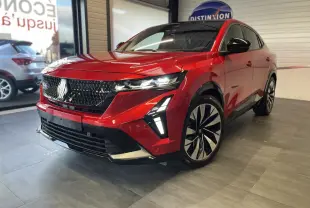 Renault Rafale rouge à toit noir en 3/4 avant droit, avec calandre 3D et feux LED distinctifs allumés.