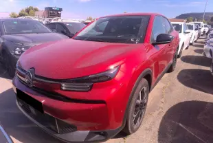 Citroën C4 Hybrid rouge Elixir vue 3/4 avant droit, avec phares LED et jantes alliage noires.