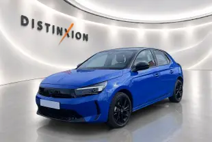 Opel Corsa bleu vue 3/4 avant droit avec jantes noires et toit noir dans un showroom lumineux.