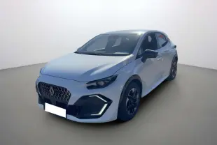 Renault Clio blanc glacier vue 3/4 avant droit, avec calandre noire et feux LED distinctifs en forme de C.