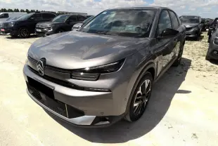 Citroën C4 Hybrid gris Mercury vue 3/4 avant droit, avec phares LED et jantes alliage 18 pouces.