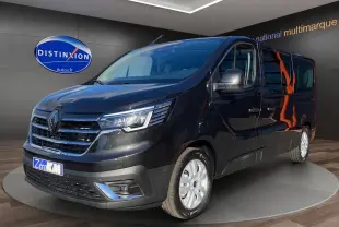 Renault Trafic Combi noir en 3/4 avant droit, avec jantes alliage et feux LED intégrés aux projecteurs.