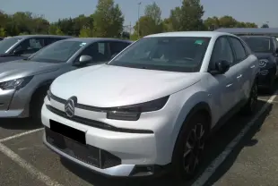 Citroën C4 Hybrid blanc Okénite vue 3/4 avant droit avec jantes alliage et phares LED fins.