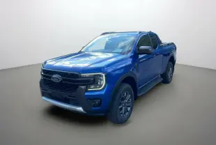 Ford Ranger 2.0 205 Wildtrak Supercab bleu lightning en 3/4 avant droit avec barres de toit et marchepieds visibles.