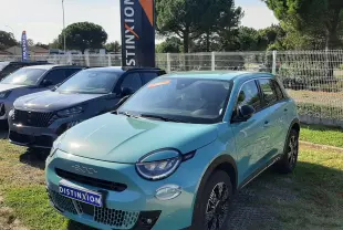 Vue 3/4 avant d'une FIAT 600 1.2 Hybrid 2025 en vert sky avec jantes noires et détails noirs contrastants.