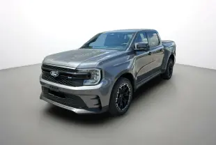 Ford Ranger gris carbone en 3/4 avant droit avec calandre noire et jantes alu noires distinctives.