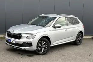 SKODA KAMIQ gris argent en vue 3/4 avant droit, avec vitres surteintées et jantes alliage 16 pouces.