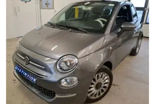 Vue 3/4 avant droite d'une FIAT 500 Dolcevita 2022 gris Electroclash avec jantes spécifiques et logo distinctif sur aile.