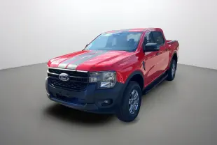 Ford Ranger 2025 rouge racing en 3/4 avant droit avec bandes grises et jantes alu 17 pouces tout-terrain.