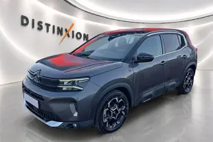 Citroën C5 Aircross gris platinium en 3/4 avant droit, avec jantes alu noires et toit noir contrasté.
