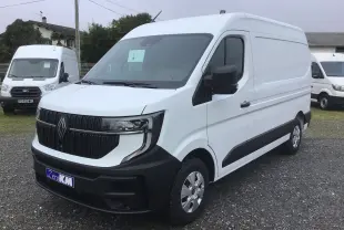 Vue 3/4 avant droit d’un utilitaire Renault Master blanc avec calandre noire et jantes argentées sur parking extérieur.