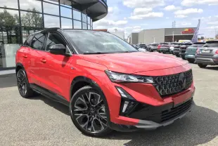 Renault Austral Esprit Alpine rouge et noir, vue 3/4 avant droit, jantes alliage noires et calandre noire distinctive.